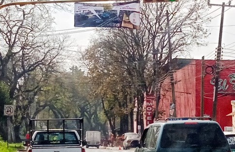 Luego de las manifestaciones en pro y contra del proyecto de la ciclovía de la administración del alcalde de Xalapa Hipólito  Rodríguez  ya fueron colocadas unas pequeñas lonas en los semáforos de la facultad de medicina  que indican que se modificará lo ya terminado para que los vehículos también se puedan estacionar.   