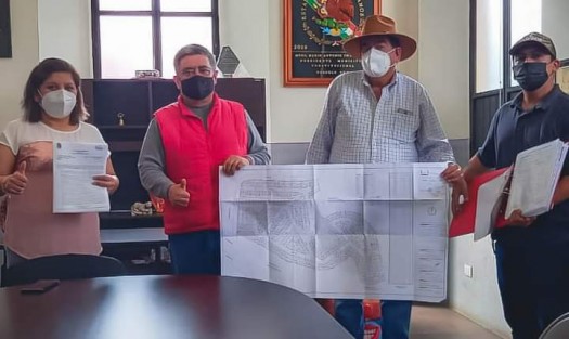 El alcalde de Teocelo, Mario Antonio Chama Díaz; la Síndica Municipal, Zayra del Carmen Martínez Andrade; el Director de Desarrollo Urbano y Catastro, Rafael Xilotl May y el Señor Martin Domínguez, llevaron a cabo reunión de trabajo en la que se dio a conocer la autorización de la subdivisión del predio La Cañada, en la carretera Teocelo - Cosautlán a la altura de la desviación a la Comunidad El Zapote. 