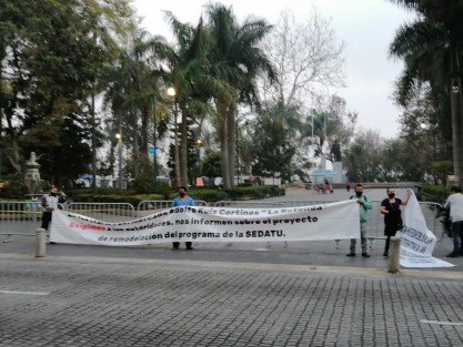 Locatarios del mercado Adolfo Ruíz Cortines, más conocido como <em>La Rotonda</em>, se manifestaron en frente de Palacio Municipal para exigir información a las autoridades del ayuntamiento sobre el proyecto de remodelación del mercado por parte de la SEDATU.