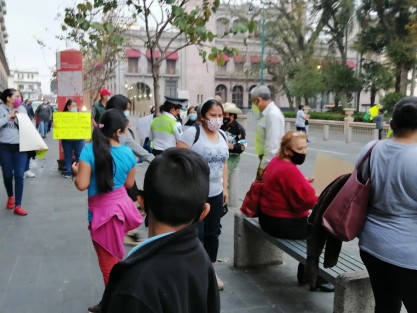 Locatarios del mercado Adolfo Ruíz Cortines, más conocido como <em>La Rotonda</em>, se manifestaron en frente de Palacio Municipal para exigir información a las autoridades del ayuntamiento sobre el proyecto de remodelación del mercado por parte de la SEDATU.