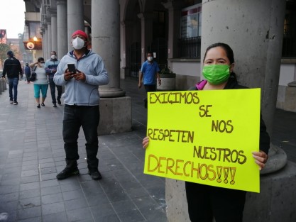 Locatarios del mercado Adolfo Ruíz Cortines, más conocido como <em>La Rotonda</em>, se manifestaron en frente de Palacio Municipal para exigir información a las autoridades del ayuntamiento sobre el proyecto de remodelación del mercado por parte de la SEDATU.