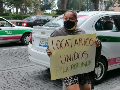 Locatarios del mercado Adolfo Ruíz Cortines, más conocido como La Rotonda, se manifestaron en frente de Palacio Municipal para exigir información a las autoridades del ayuntamiento sobre el proyecto de remodelación del mercado por parte de la SEDATU. 