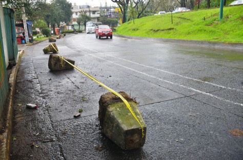  Dicen los que saben que ahora Ruiz Cortines se va llamar <em>Piedro Hipólito<em>  esto luego de fueron colocadas la madrugada de ayer unas enormes piedras sobre la ciclovía para evitar  que los automovilistas  se estacionen sobre ésta.