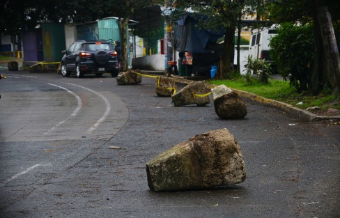  Dicen los que saben que ahora Ruiz Cortines se va llamar <em>Piedro Hipólito<em>  esto luego de fueron colocadas la madrugada de ayer unas enormes piedras sobre la ciclovía para evitar  que los automovilistas  se estacionen sobre ésta.