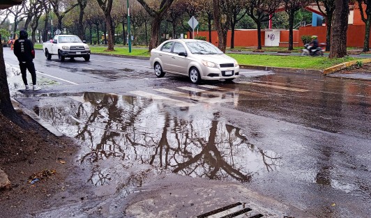 Lo que también incluye la ciclovía son unos enormes charcos que se forman con los pasos a desnivel que parecen albercas para el ciclismo  extremo. 