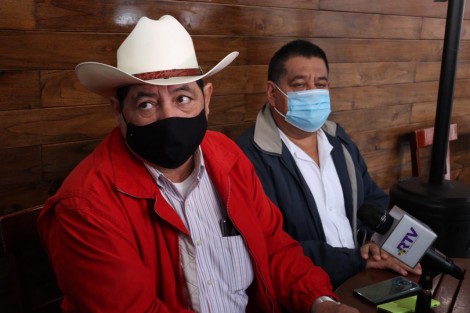 Constantino Aguilar Aguilar, quien vestido de rojo ha fungido en cargos políticos representando a organizaciones campesinas priistas, busca ahora ser abanderado de la coalición PT-MORENA-PVEM, luego de que en el PRD no se le tomó en cuenta para el mismo fin (volver a ser diputado) por la coalición de oposición con PAN y PRI. 