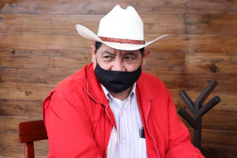 Constantino Aguilar Aguilar, quien vestido de rojo ha fungido en cargos políticos representando a organizaciones campesinas priistas, busca ahora ser abanderado de la coalición PT-MORENA-PVEM, luego de que en el PRD no se le tomó en cuenta para el mismo fin (volver a ser diputado) por la coalición de oposición con PAN y PRI. 