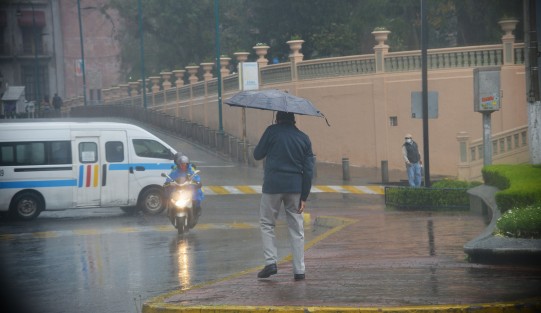 Una mañana lluviosa se vivió en la ciudad de Xalapa luego de algunos días de calor, esto debido al paso del frente frío 35.  Se espera que fin de semana sea lluvioso.