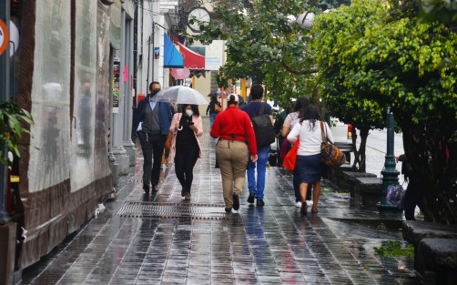 Una mañana lluviosa se vivió en la ciudad de Xalapa luego de algunos días de calor, esto debido al paso del frente frío 35.  Se espera que fin de semana sea lluvioso.