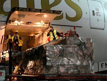 El Gobierno de la República informó la llegada esta madrugada de 870 mil dosis en el primer embarque de vacunas contra el COVID19 proveniente de la lndia.