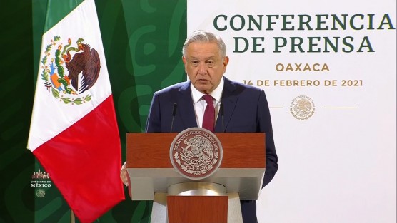 El Presidente López Obrador expresó que la vacunación a adultos mayores iniciará en municipios marginados de cada uno de los estados, para continuar posteriormente conforme lleguen las vacunas, con los demás mayores de 60 años, lo cual se espera concluir a mediados de abril.  