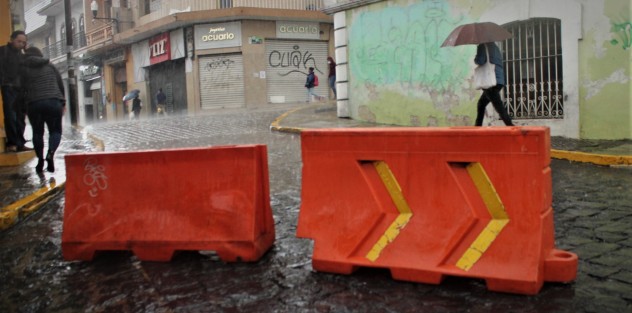 Aunque el cierre a la circulación en el centro de Xalapa se implementó este fin de semana, la afluencia de peatones no disminuyó en mucho.  