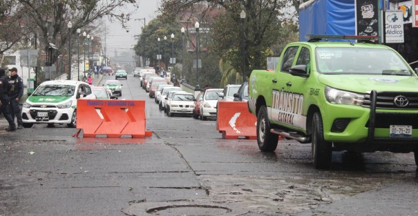 Aunque el cierre a la circulación en el centro de Xalapa se implementó este fin de semana, la afluencia de peatones no disminuyó en mucho.  