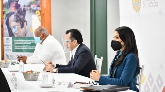  Durante la realización de la Mesa Estatal de Coordinación para la Construcción de la Paz, se abordó el tema del doble homicidio ocurrido en el municipio de Cosoleacaque, ante lo cual, la Fiscal General del Estado, Verónica Hernández Giadáns informó que se ha iniciado la correspondiente carpeta de investigación y se han iniciado diversas diligencias.
