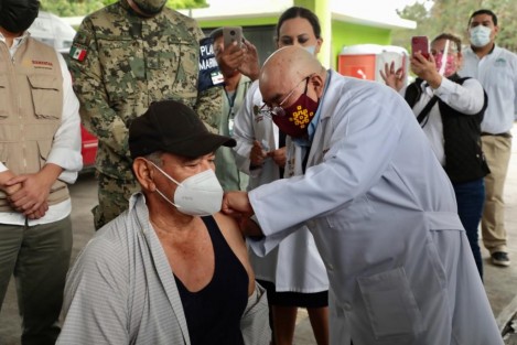 El Gobernador Cuitláhuac García informó a través de sus redes sociales que tal como se había planeado, este lunes en la localidad de Puente Nacional se aplicó primera dosis de vacuna Astra Zeneca contra COVID-19 para adultos mayores de nuestro estado.