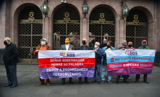 Empresarios de la organización Empresas SOS, encabezada por Jesús Castañeda, se manifestaron por centésima vez a un costado del Palacio de Gobierno para pedir que agilicen la revisión de los casos pendientes de adeudos y se dictamine su procedencia de pago.