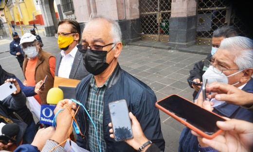 Empresarios de la organización Empresas SOS, encabezada por Jesús Castañeda, se manifestaron por centésima vez a un costado del Palacio de Gobierno para pedir que agilicen la revisión de los casos pendientes de adeudos y se dictamine su procedencia de pago.