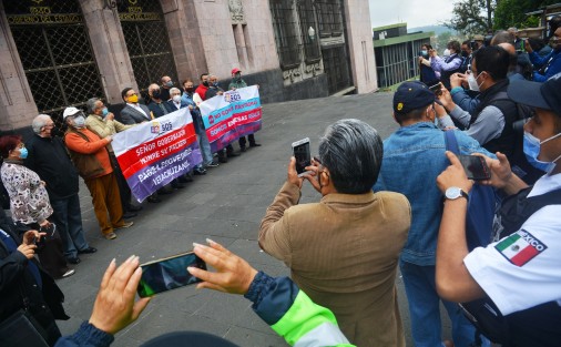 Empresarios de la organización Empresas SOS, encabezada por Jesús Castañeda, se manifestaron por centésima vez a un costado del Palacio de Gobierno para pedir que agilicen la revisión de los casos pendientes de adeudos y se dictamine su procedencia de pago.