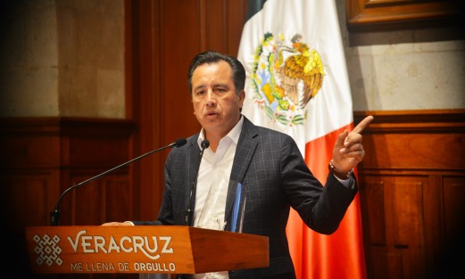 El Gobernador Cuitláhuac García, durante conferencia de prensa este lunes expresó que los homicidios de Gladys Merlín Castro, exalcaldesa de Cosoleacaque y su hija, Carla Enríquez Merlín, no quedarán impunes, y  que una de las líneas que indaga la Fiscalía está muy fortalecida.
