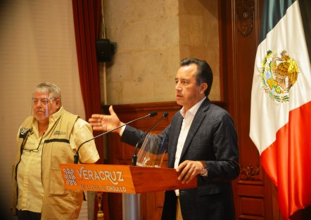 Cuitláhuac García dejó ver que el estado ha pasado a semáforo naranja, y de seguir mejorando la baja de incidencia de casos de COVID-19, hasta verde y con la campaña de vacunación en pleno, el siguiente ciclo escolar pudiera ser ya presencial. 