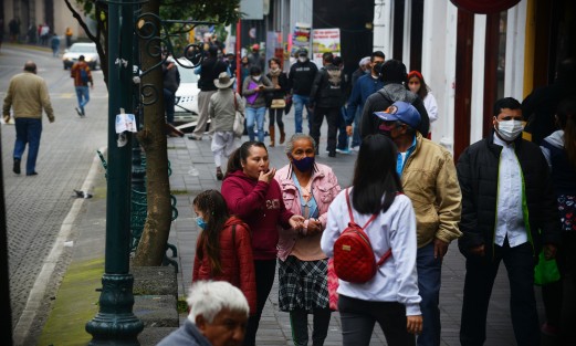 El día de mañana se reabre a la circulación de autos en las calles del centro de la ciudad, lo que queda claro es que las personas con o sin auto  sigue habiendo aglomeraciones.