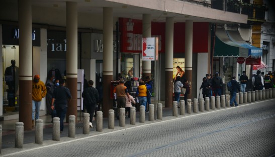 El día de mañana se reabre a la circulación de autos en las calles del centro de la ciudad, lo que queda claro es que las personas con o sin auto  sigue habiendo aglomeraciones.