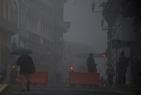 Luego de regalar al estado de Veracruz un lunes frío, el frente frío 35 se debilita sobre el oriente de la Península de Yucatán y su masa de aire ártico que lo impulsa pierde fuerza sobre la vertiente oriental del país y el Golfo de México.