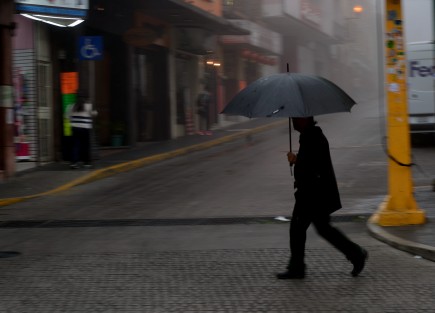 Otro frente frío (núm. 36) actualmente en el suroeste de los Estados Unidos e impulsado por una masa polar, se movería por el noroeste, norte y noreste del país, entre hoy martes 16 y mañana miércoles 17, y recorrería el litoral y oeste del Golfo de México entre el mismo miércoles y el jueves 18.