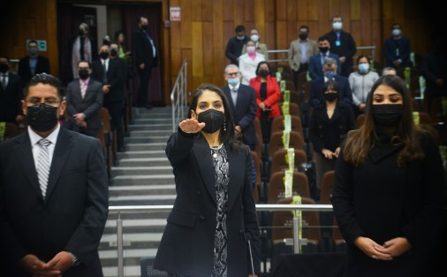En medio de aplausos de parte de sus colaboradores, la titular de la Fiscalía General, Verónica Hernández Giadáns, inició con las comparecencias de los titulares de los órganos autónomos estatales.