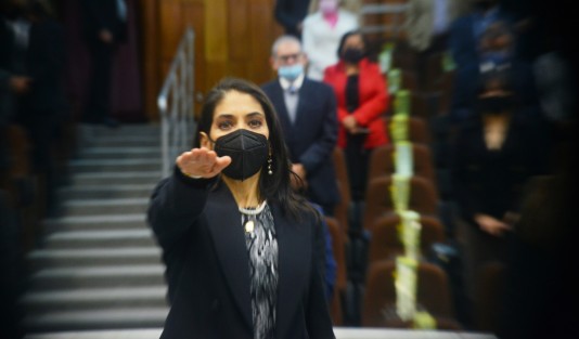 En medio de aplausos de parte de sus colaboradores, la titular de la Fiscalía General, Verónica Hernández Giadáns, inició con las comparecencias de los titulares de los órganos autónomos estatales.