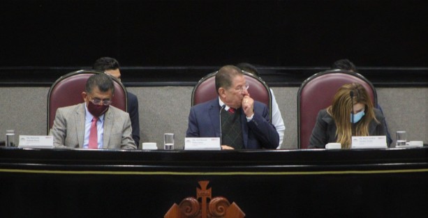 Diputados locales durante las comparecencias sin seguir los protocolos sanitarios por la pandemia, así los costosos representantes populares. 