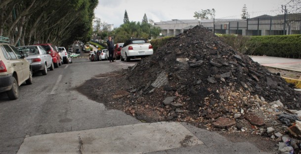 Sigue el montón de escombro que dejaron por componer un bache y una obra de agua potable.
