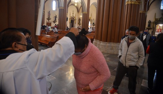 Debido a la pandemia por COVID -19, este año la Iglesia Católica inició la Cuaresma con un Miércoles de Ceniza inédito, donde además de una menor concentración de fieles en los templos, la ceniza se aplicó de manera diferente, sólo espolvoreada en la cabeza y en silencio. 