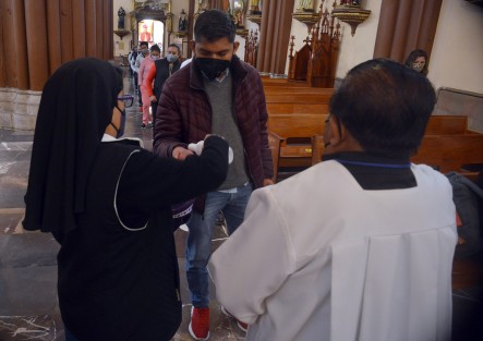 Debido a la pandemia por COVID -19, este año la Iglesia Católica inició la Cuaresma con un Miércoles de Ceniza inédito, donde además de una menor concentración de fieles en los templos, la ceniza se aplicó de manera diferente, sólo espolvoreada en la cabeza y en silencio. 