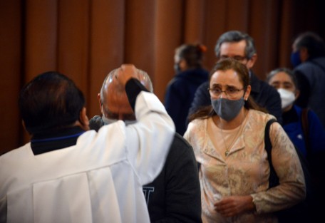 Las autoridades eclesiásticas recordaron desde hace días, que la imposición de la ceniza no es un sacramento, por lo que los bautizados pueden o no participar de esta celebración, y que lo importante es iniciar la Cuaresma haciendo conciencia sobre la condición humana de pecadores y con ello ser llamado al arrepentimiento y enmienda de los pecados cometidos. 