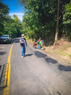 Con la supervisión directa del Alcalde, Mario Antonio Chama Díaz, trabajadores de Parques y Jardines con el apoyo de Policía Municipal, llevan a cabo el bacheo en la entrada del municipio.