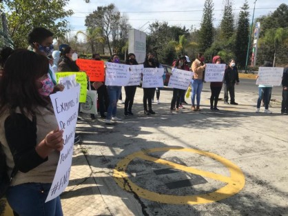 Padres de familia y alumnos de la FNERRR protestaron y bloquearon por algunos minutos la carretera Xalapa Veracruz a la altura de las oficinas de Espacios Educativos, exigían obras para Telesecundaria Margarita Morán Véliz.