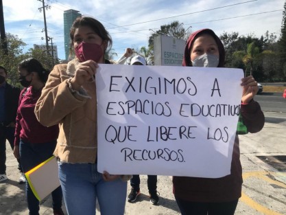 Padres de familia y alumnos de la FNERRR protestaron y bloquearon por algunos minutos la carretera Xalapa Veracruz a la altura de las oficinas de Espacios Educativos, exigían obras para Telesecundaria Margarita Morán Véliz.