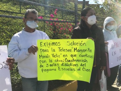 Padres de familia y alumnos de la FNERRR protestaron y bloquearon por algunos minutos la carretera Xalapa Veracruz a la altura de las oficinas de Espacios Educativos, exigían obras para Telesecundaria Margarita Morán Véliz.