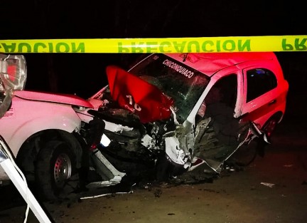 4 personas lesionadas, una bebé de 8 meses y un hombre de aproximadamente 50 años resultaron muertos en un fuerte accidente sobre la carretera Xalapa-Misantla, muy cerca de Chiconquiaco. Elementos del Escuadrón Nacional de Rescate acudieron con equipo especializado para recuperar los cadáveres de entre los fierros retorcidos.  
