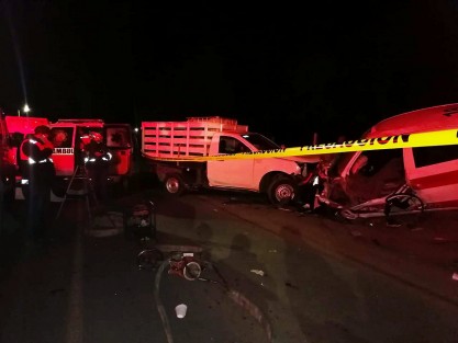 4 personas lesionadas, una bebé de 8 meses y un hombre de aproximadamente 50 años resultaron muertos en un fuerte accidente sobre la carretera Xalapa-Misantla, muy cerca de Chiconquiaco. Elementos del Escuadrón Nacional de Rescate acudieron con equipo especializado para recuperar los cadáveres de entre los fierros retorcidos.  