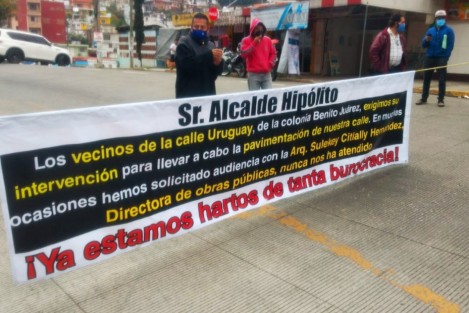 Vecinos de la colonia Benito Juárez bloquearon por algunos minutos la calle Bolivia. Exigen  al alcalde de Hipólito Rodríguez cumpla con las obras que no les han cumplido como son pavimentación de esa calle y temen que no sean incluidos en este paquete que salió de obras. Indican que son cuatro años de ingresar documentos sin que se les tome en cuenta.