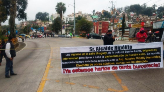 Vecinos de la colonia Benito Juárez bloquearon por algunos minutos la calle Bolivia. Exigen  al alcalde de Hipólito Rodríguez cumpla con las obras que no les han cumplido como son pavimentación de esa calle y temen que no sean incluidos en este paquete que salió de obras. Indican que son cuatro años de ingresar documentos sin que se les tome en cuenta.
