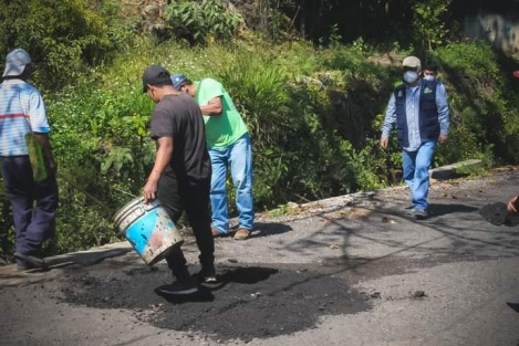 El Gobierno Municipal de Teocelo, que encabeza el alcalde Mario Antonio Chama Díaz, sigue implementando el programa de bacheo en las calles y carreteras de nuestro municipio, con el fin de mejorar las vías de comunicación que conectan a la cabecera municipal con sus comunidades.