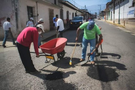 El Gobierno Municipal de Teocelo, que encabeza el alcalde Mario Antonio Chama Díaz, sigue implementando el programa de bacheo en las calles y carreteras de nuestro municipio, con el fin de mejorar las vías de comunicación que conectan a la cabecera municipal con sus comunidades.