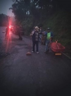 El Gobierno Municipal que encabeza el alcalde Mario Antonio Chama Díaz sigue implementando el programa de bacheo en las calles y carreteras de nuestro municipio, con el fin de mejorar las vías de comunicación que conectan a Teocelo con sus comunidades.