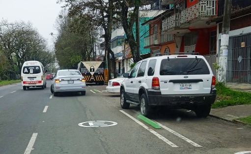 Aunque con señalamientos ya pintados sobre la ciclovia y a un costado de ella, los automovilistas siguen poniendo sus autos junto a la banqueta. tal vez por costumbre o porque esperan hasta que los obligue la autoridad.
