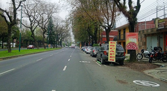 Aunque con señalamientos ya pintados sobre la ciclovia y a un costado de ella, los automovilistas siguen poniendo sus autos junto a la banqueta. tal vez por costumbre o porque esperan hasta que los obligue la autoridad.