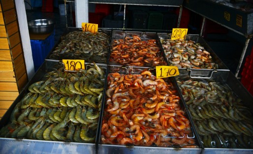 Al decir de los vendedores de mariscos del mercado La Rotonda, este primer viernes de Cuaresma ha bajado considerablemente la venta de su producto debido a que la mayoría de personas prefieren comer algún otro producto en vez de pescado  por la economía tan afectada que ha dejado la pandemia de Covid-19.