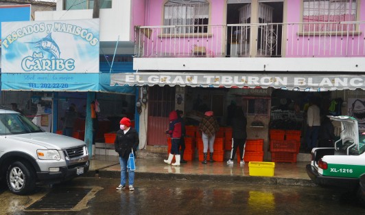 Al decir de los vendedores de mariscos del mercado La Rotonda, este primer viernes de Cuaresma ha bajado considerablemente la venta de su producto debido a que la mayoría de personas prefieren comer algún otro producto en vez de pescado  por la economía tan afectada que ha dejado la pandemia de Covid-19.